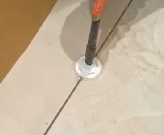 惠济瓷砖空鼓维修公司专业解答瓷砖在铺贴过程中，如果没有涂抹均匀到位的粘结材料（如水泥砂浆或瓷砖胶），可能会导致以下问题